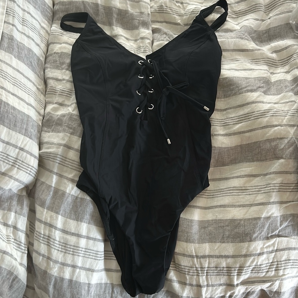 Allred’s a sexy and flattering bathing suit